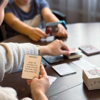 pokalbiu-korteles-vaikams Šeima žaidžia su pokalbių kortelėmis